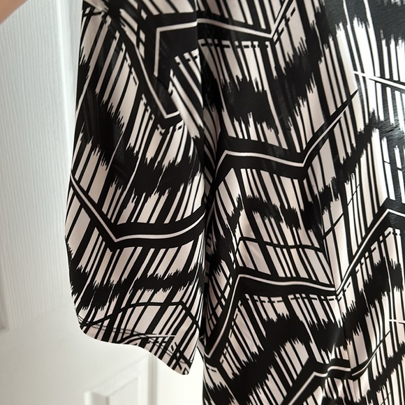 Black and White Top 🩷 - Picture 8 of 8